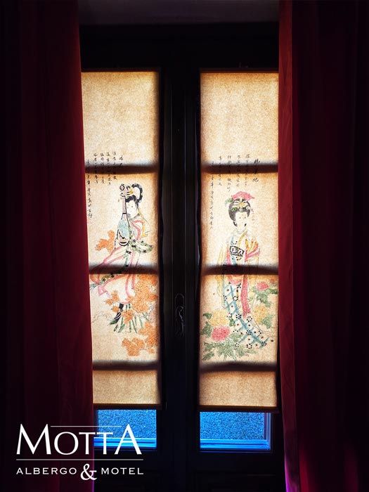 Motel Asti: camere a ore, 107 12 - Lanterne rosse