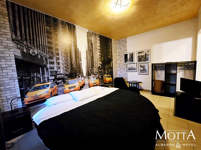 Motel Asti: camere a ore, 109 5 - Letto e murales