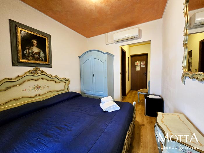 Albergo Asti: Camera Doppia 101 - Lampada