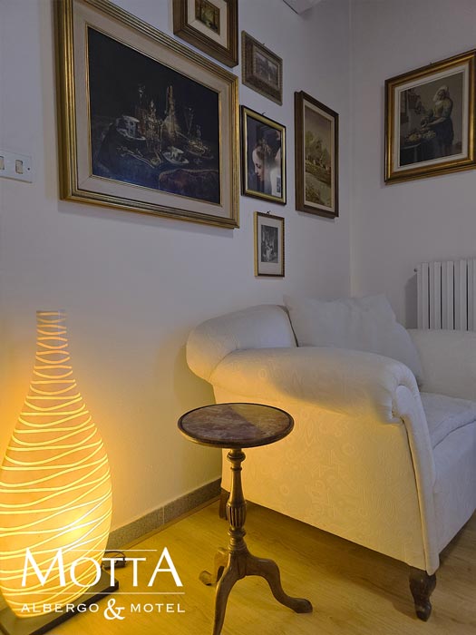 Albergo Asti: Camera Matrimoniale 108 - Angolo decorativo