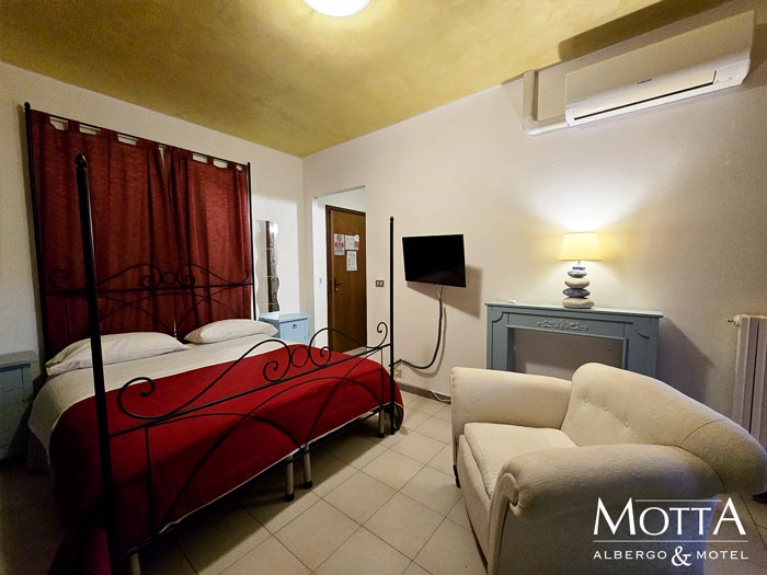Albergo Asti: Camera Tripla 110: Letti e foto-murales