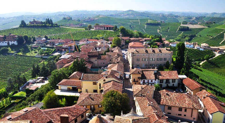 Giri in Moto nelle Langhe - Tour tra Langa ed Asti Giri in Moto nelle Langhe - Vista Torre del Barbaresco