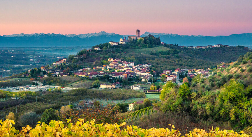 Giri in Moto nelle Langhe - Tour tra Roero e astigiano Giri in Moto nelle Langhe - Vista Santa Vittoria d'Alba