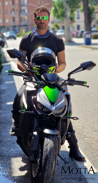 Giri in Moto nelle Langhe - Biker in sella alla sua moto