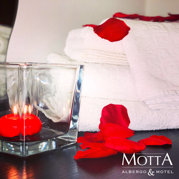 Motel Alba - Asciugamani Puliti e Candela con Petali Rossi