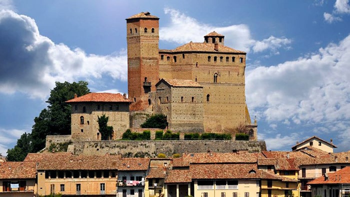 Vacanze Con Animali Immersi Tra Le Colline Delle Langhe Serralunga