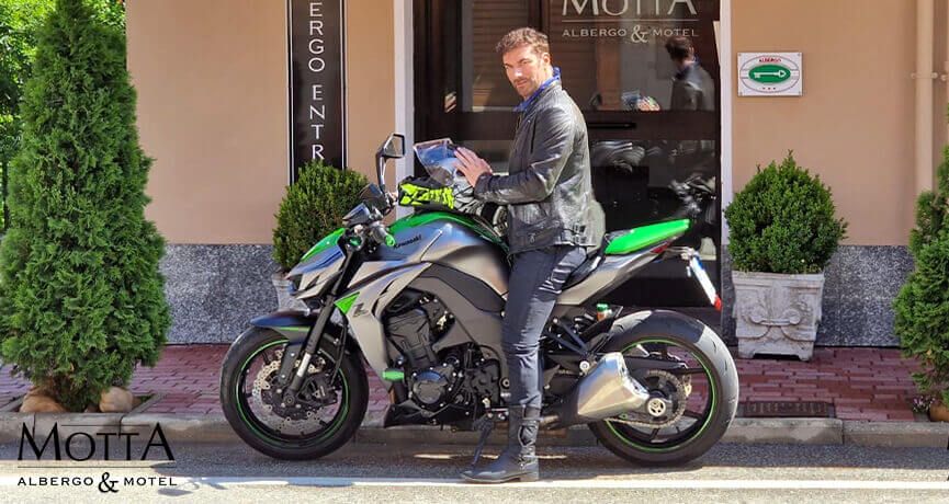 Giri in Moto nelle Langhe - Biker davanti all'albergo Motta