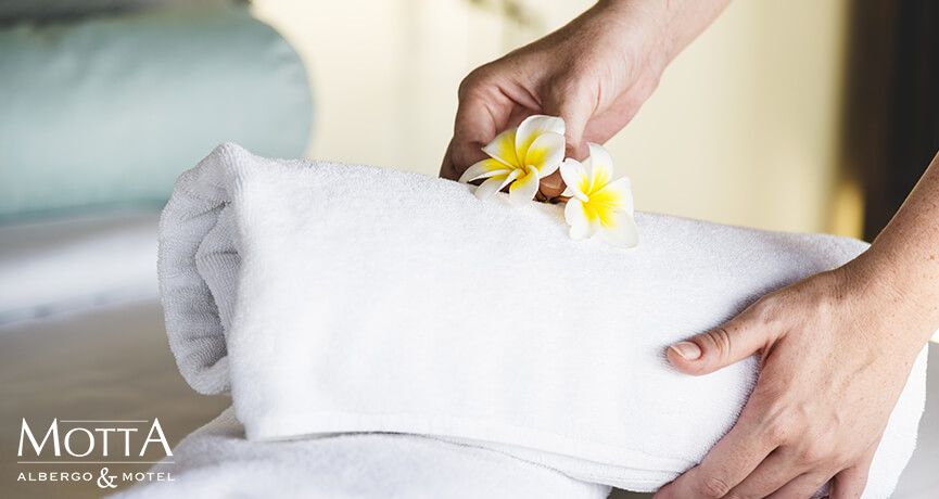 Motel Alba - Donna che Appoggia Biancheria Pulita sul Letto