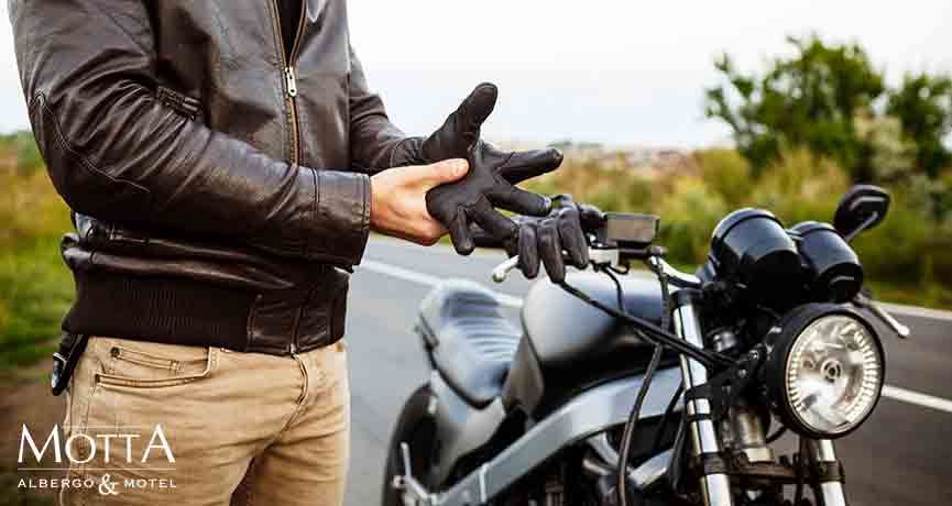 Mototurismo Itinerari nelle Langhe - Biker che si prepara per salire in moto